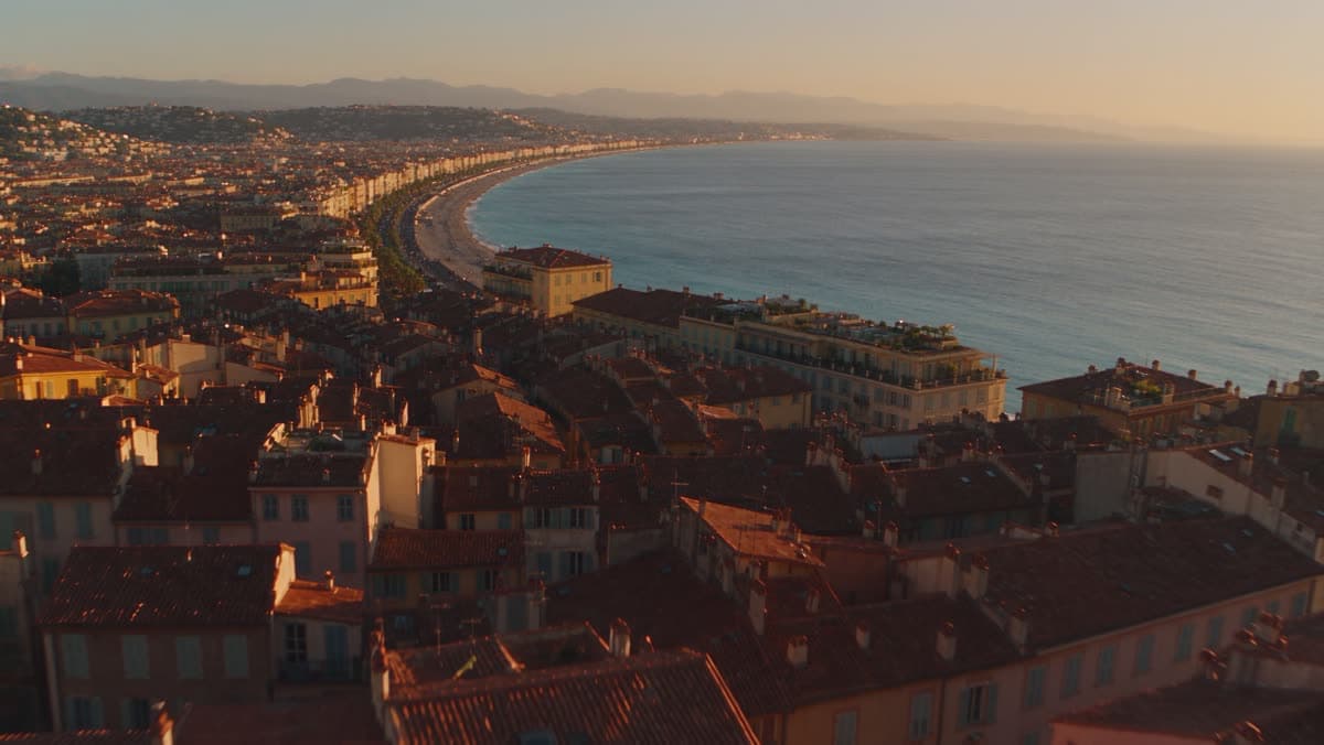 La baie des Anges vue des hauteurs de Nice, toits et littoral