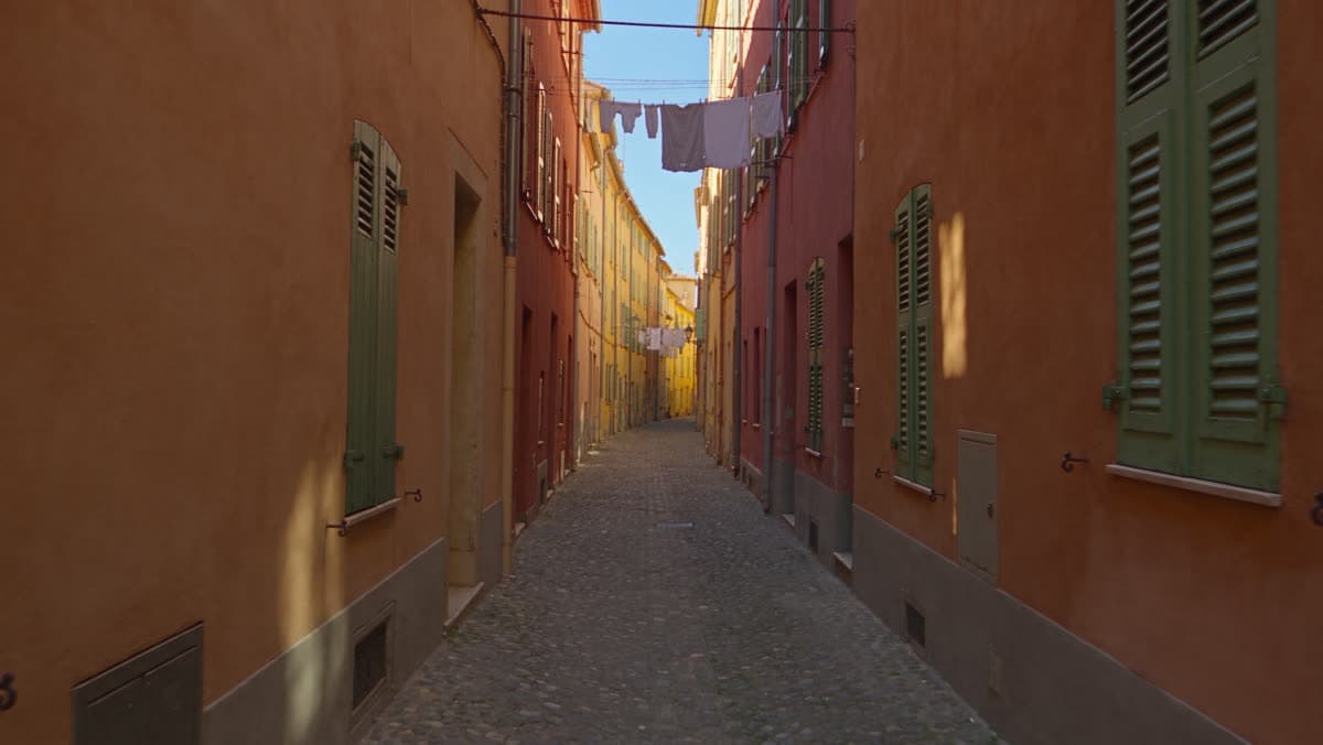 Ruelle du Vieux-Nice, façades ocre et volets colorés