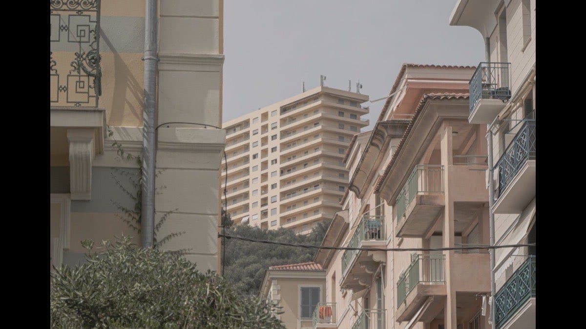 Immeubles anciens et récents côte à côte à Ajaccio, Corse
