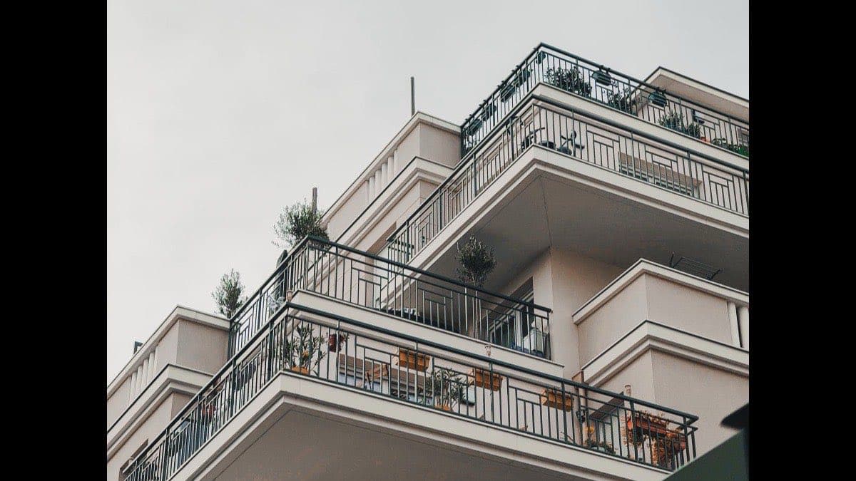Immeuble d’habitation contemporain à Paris, lignes nettes et grandes baies