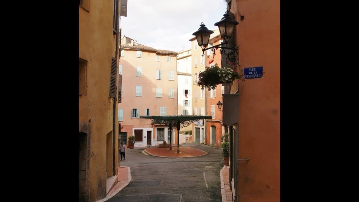 Ruelle de Grasse, façades ocre du vieux village