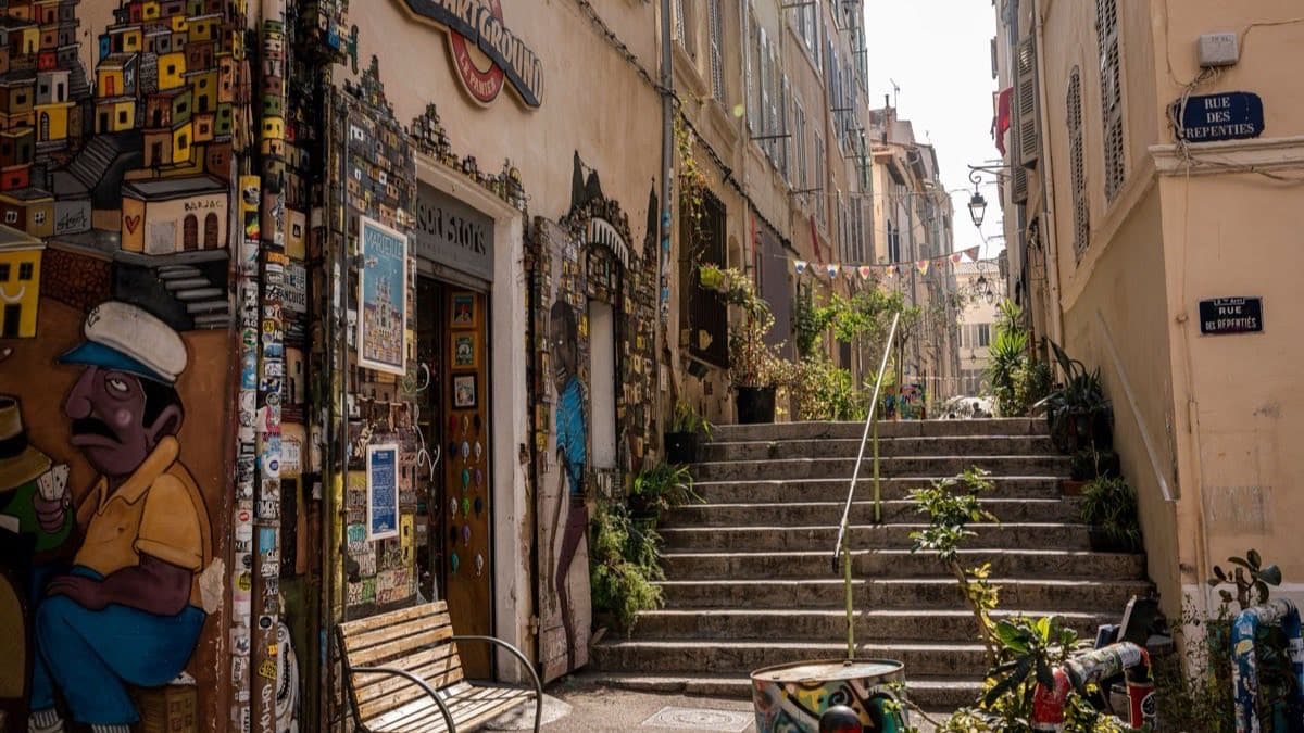 Rue étroite de Marseille, façades colorées au soleil