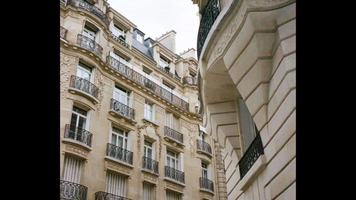 Architecture parisienne, balcons en fer forgé ouvragé et pierre de taille
